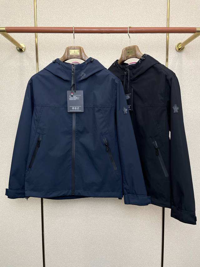 支持跨年售后！ 。Moncler蒙口独家专供最新时尚连帽夹克。经典设计感与颜值爆棚的外套，品质更是无法挑剔品控可以直接入手，不容过错的高端臻品！通过细节图片便可
