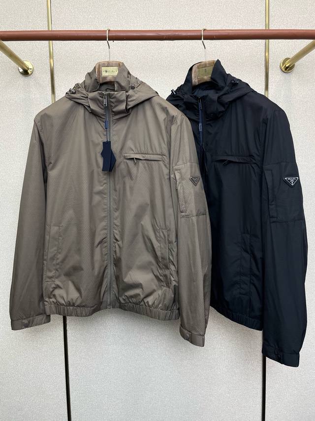 支持跨年售后！ 。Prada普拉达独家专供新款原单男士休闲连帽外套 高端定制 高端版本 时尚百搭爆款进口面料 手感超柔软细腻 穿着亲肤舒适 高端精品 代工厂P精