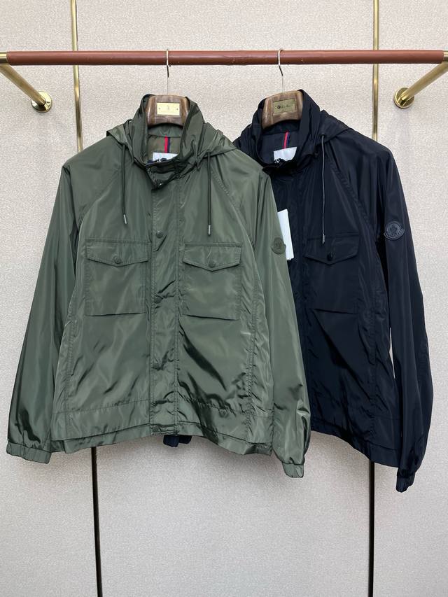 支持跨年售后！ 。Moncler蒙口独家专供新款原单男士休闲连帽外套 帽子可收起设计 高端定制 高端版本 时尚百搭爆款进口面料 手感超柔软细腻 穿着亲肤舒适 高