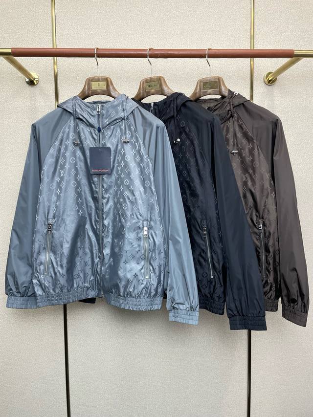 支持跨年售后！ 。Louis Vuitton路易威登独家专供新款原单男士休闲连帽外套 高端定制 高端版本 时尚百搭爆款进口面料 手感超柔软细腻 穿着亲肤舒适 高