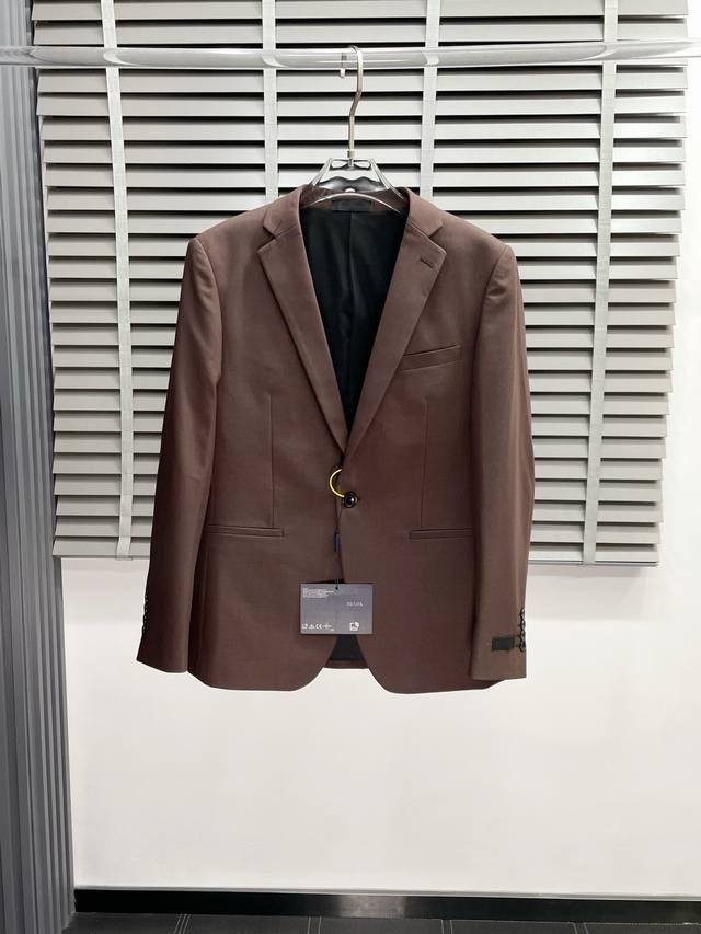 支持跨年售后！ 套。单西P570、西裤P300。Prada普拉达新款西服套装，外贸公司订单 简约休闲西装外套，外套内里自带垫肩 独家专供进口原版聚酯纤维面料，透