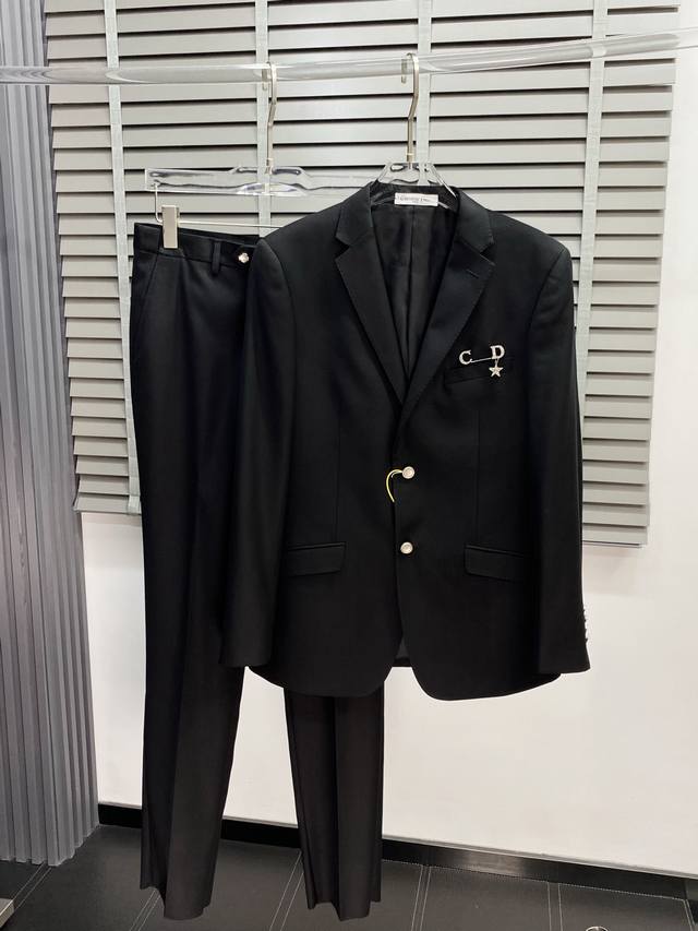 支持跨年售后！ 套。单西P600、西裤P300。Dior迪奥春秋新款西服套装，外贸公司订单 简约休闲西装外套，独家专供进口原版聚酯纤维面料，透气柔软保暖性很强，