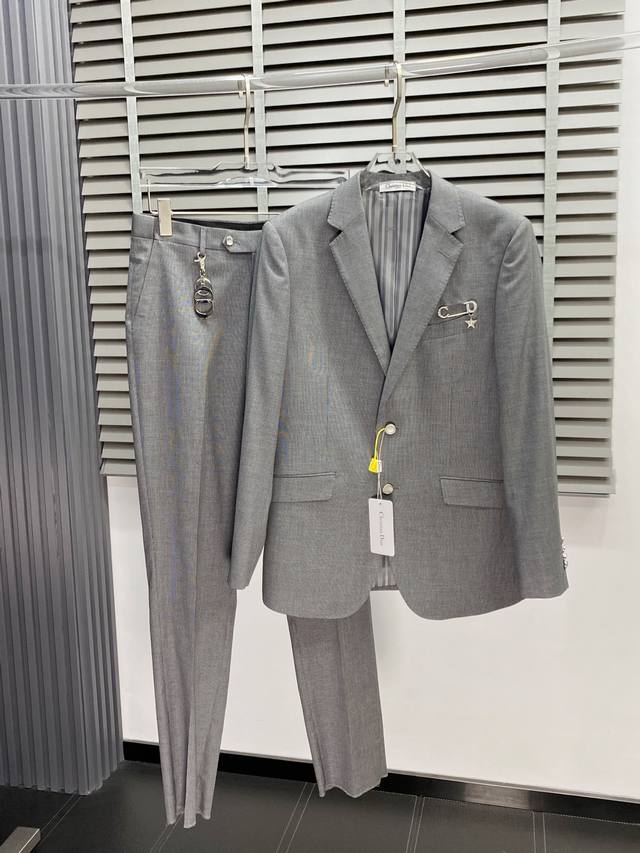 支持跨年售后！ 套。单西P600、西裤P300。Dior迪奥春秋新款西服套装，外贸公司订单 简约休闲西装外套，独家专供进口原版聚酯纤维面料，透气柔软保暖性很强，