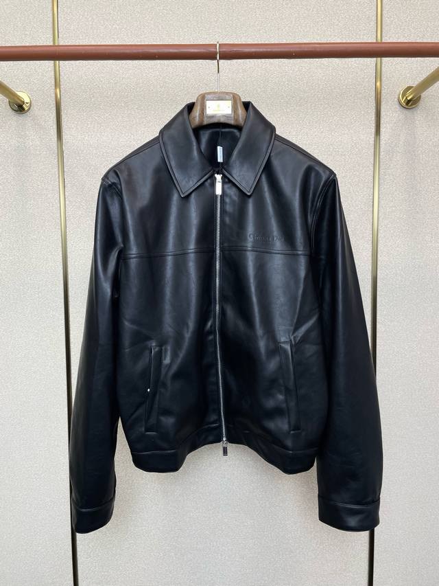 支持跨年售后！ 。Dior迪奥砸锅卖铁都要上的新款最新时尚皮夹克 宽角领衔缝藤格纹皮夹克 经典设计与颜值爆棚的外套 品质更是无法挑剔品控可以直接入手，不容过错的