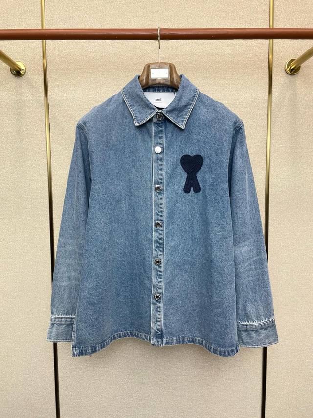 支持跨年售后！ 。Ami艾米砸锅卖铁都要上的新款最新时尚牛仔外套 水洗钩针编织爱心外套 经典设计与颜值爆棚的外套 品质更是无法挑剔品控可以直接入手，不容过错的高