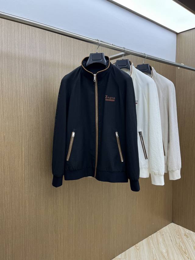 早春 Zz 2540早春老钱风棉麻奢简系列，最新时尚立领夹克外套.处处细节显工艺足够的高级 结构性剪裁的设计改变来展现男士多样的形象变化，修身利落、剪裁合体，满