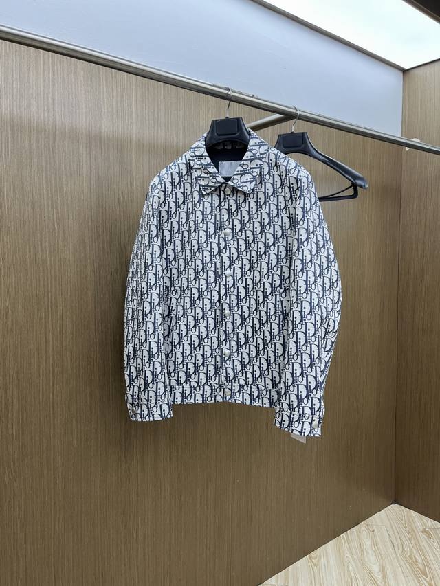 早春 Cd 2540早春提花系列，最新时尚立领夹克外套.处处细节显工艺足够的高级 结构性剪裁的设计改变来展现男士多样的形象变化，修身利落、剪裁合体，满足时下正流