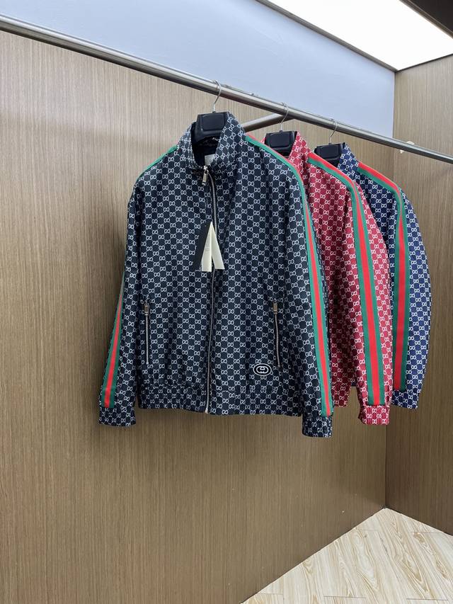 早春 Guc 2540早春系列，最新时尚立领夹克外套.处处细节显工艺足够的高级 结构性剪裁的设计改变来展现男士多样的形象变化，修身利落、剪裁合体，满足时下正流行