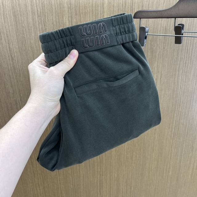 支持年后 秋冬 Miu 2540秋冬新品休闲裤 官网同步发售，裤身工艺设计，进口客供辅料、面料定制，代工厂P出品免检！每个细节做到极致，原版五金配件，潮范十足、