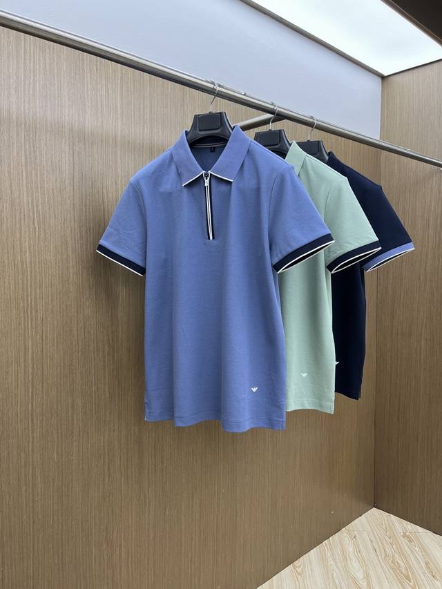 早春 Aj 2540早春新款男士标识短袖Polo衫，延续经典商务休闲翻领Polo恤.该款Polo衫采用丝光双面棉质珠地面料制成，隽永设计可跨越时尚潮流。经典款型