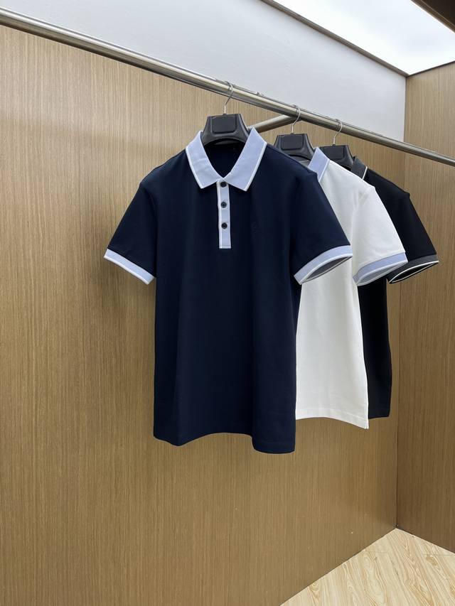 早春 Her 2540早春新款男士标识短袖Polo衫，延续经典商务休闲翻领Polo恤.该款Polo衫采用丝光双面棉质珠地面料制成，隽永设计可跨越时尚潮流。经典款