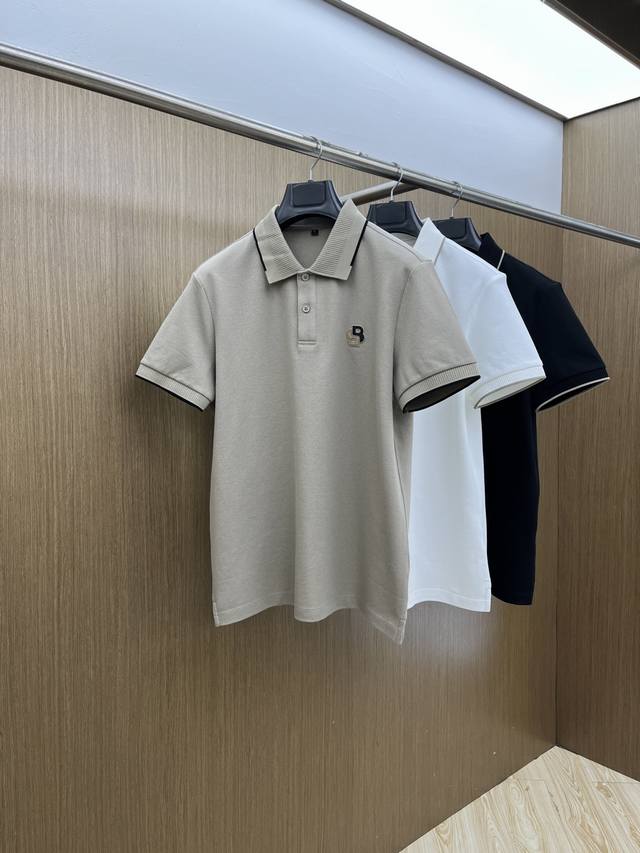 早春 Bbr 2540早春新款男士标识短袖Polo衫，延续经典商务休闲翻领Polo恤.该款Polo衫采用丝光双面棉质珠地面料制成，隽永设计可跨越时尚潮流。经典款
