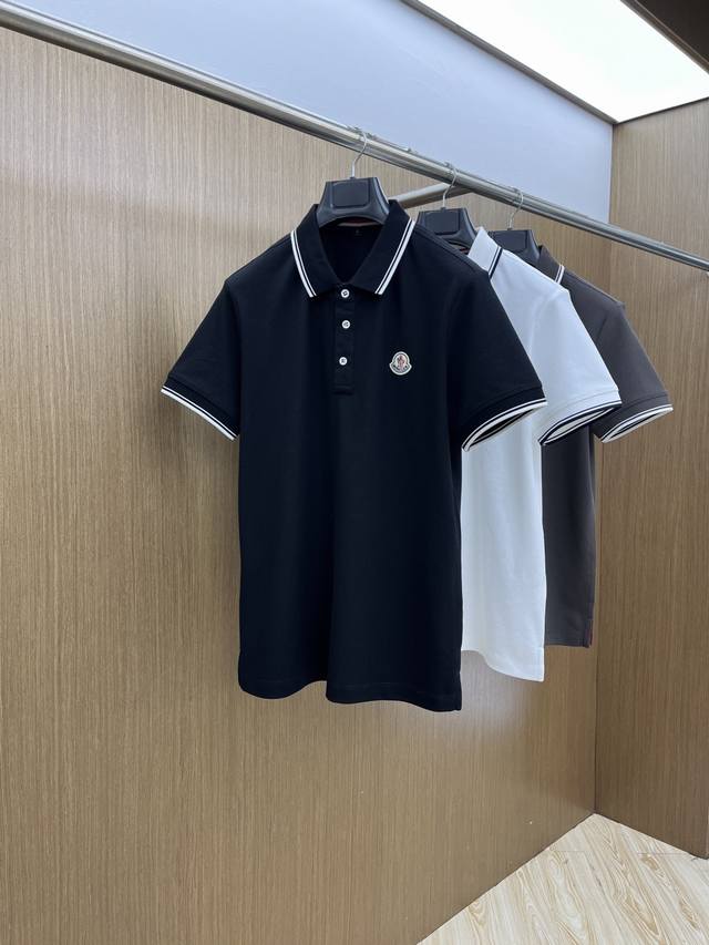 早春 Mon 2540早春新款男士标识短袖Polo衫，延续经典商务休闲翻领Polo恤.该款Polo衫采用丝光双面棉质珠地面料制成，隽永设计可跨越时尚潮流。经典款
