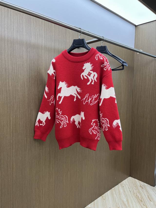 支持年后 秋冬 Her 2540秋冬新款原单男士圆领针织毛衣 红色喜庆系列高端定制 时尚百搭 提花刺绣字母Logo图案设计 定制进口美丽奴羊毛面料，面料柔软穿着