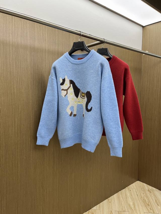 支持年后 秋冬 Her 2540秋冬新款原单男士圆领针织毛衣 红色喜庆系列高端定制 时尚百搭 提花刺绣字母Logo图案设计 定制进口美丽奴羊毛面料，面料柔软穿着