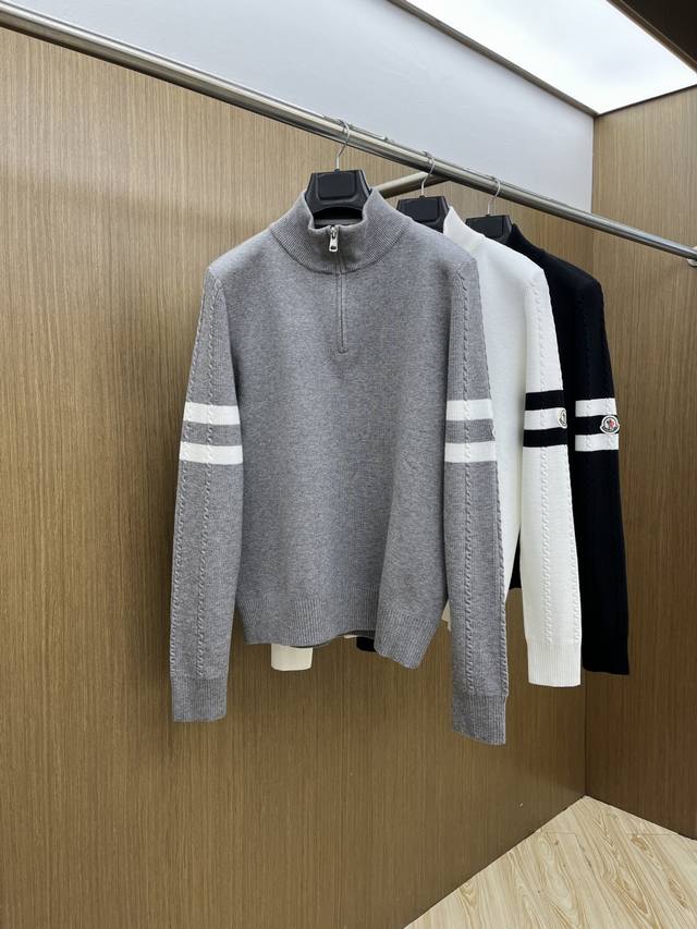 支持年后 秋冬爆品 Mon 2540Aw秋冬新款 同步 时尚经典针织毛衣 秋冬必备款 采用针织衫加厚毛衣，精致简洁大方 品牌元素点缀设计 没有过多复杂的工艺 玩