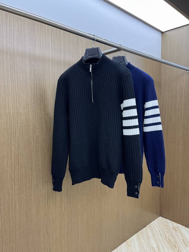 支持年后 秋冬爆品 Tb 2540Aw秋冬新款 同步 时尚经典针织毛衣 秋冬必备款 采用针织衫加厚毛衣，精致简洁大方 品牌元素点缀设计 没有过多复杂的工艺 玩的