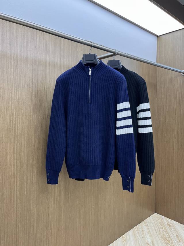 支持年后 秋冬爆品 Tb 2540Aw秋冬新款 同步 时尚经典针织毛衣 秋冬必备款 采用针织衫加厚毛衣，精致简洁大方 品牌元素点缀设计 没有过多复杂的工艺 玩的