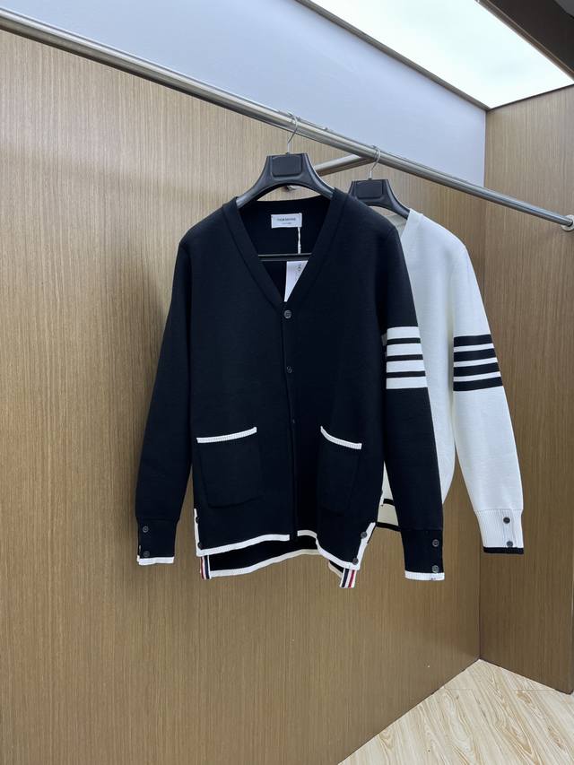 支持年后 秋冬爆品 Tb 2540Aw秋冬新款 同步 时尚经典针织开衫毛衣 秋冬必备款 采用针织衫加厚毛衣，精致简洁大方 品牌元素点缀设计 没有过多复杂的工艺