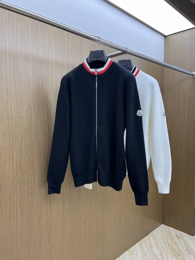 支持年后 秋冬爆品 Mon 2540Aw秋冬新款 同步 时尚经典针织开衫毛衣 秋冬必备款 采用针织衫加厚毛衣，精致简洁大方 品牌元素点缀设计 没有过多复杂的工艺