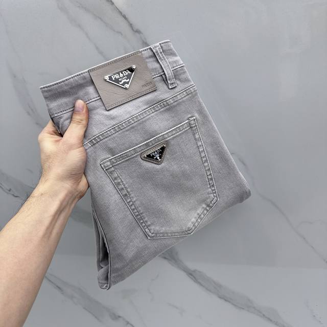 Prada普拉达 高端定制、26春季最新款洗水牛仔裤 柜台同步发售 经典三角标设计 原版定制复刻 客供定制辅料 原单品质 进口固色弹力面料 透气舒适。做工走线精