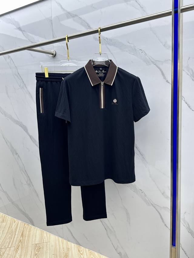 L春夏新款套装 拉链翻领短袖长裤 柜台同步发售 轻奢时尚 高端品质 胸前品牌Logo刺绣设计 高定桑蚕丝面料 穿着舒适冰凉 透气 档次高很有质感 时尚又休闲！N