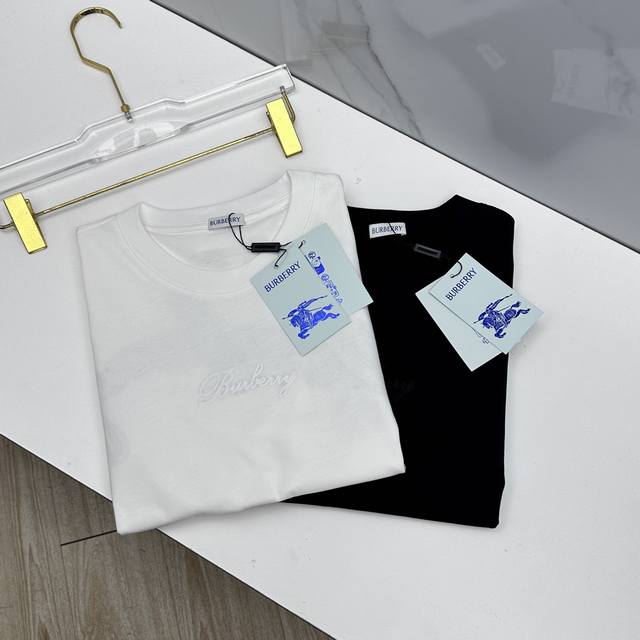 Burberry巴宝莉 2026春夏新款字母刺绣短袖 官网同款T恤，双纱纯棉面料 多元化搭配 迎合眼下时尚前沿的创新趋势 复古与现代化元素的碰撞 极端的暴力美学