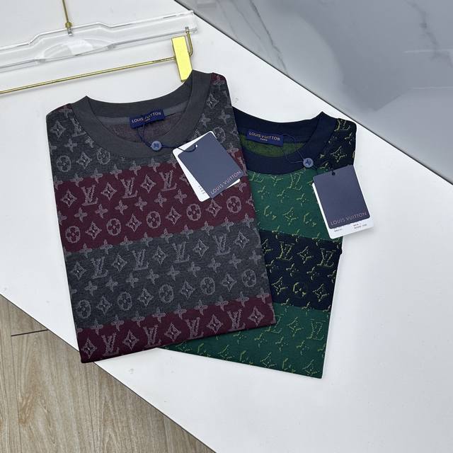 Lv路易威登 2026春夏新款提花满印短袖 官网同款T恤，双纱纯棉面料 多元化搭配 迎合眼下时尚前沿的创新趋势 复古与现代化元素的碰撞 极端的暴力美学。时尚搭配