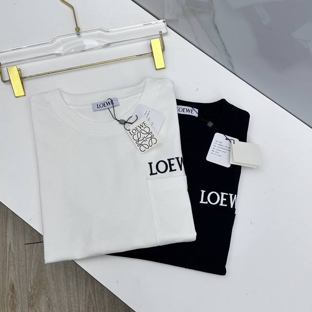 Loewe罗意威 2026春夏新款字母刺绣短袖 官网同款T恤，双纱纯棉面料 多元化搭配 迎合眼下时尚前沿的创新趋势 复古与现代化元素的碰撞 极端的暴力美学。时尚