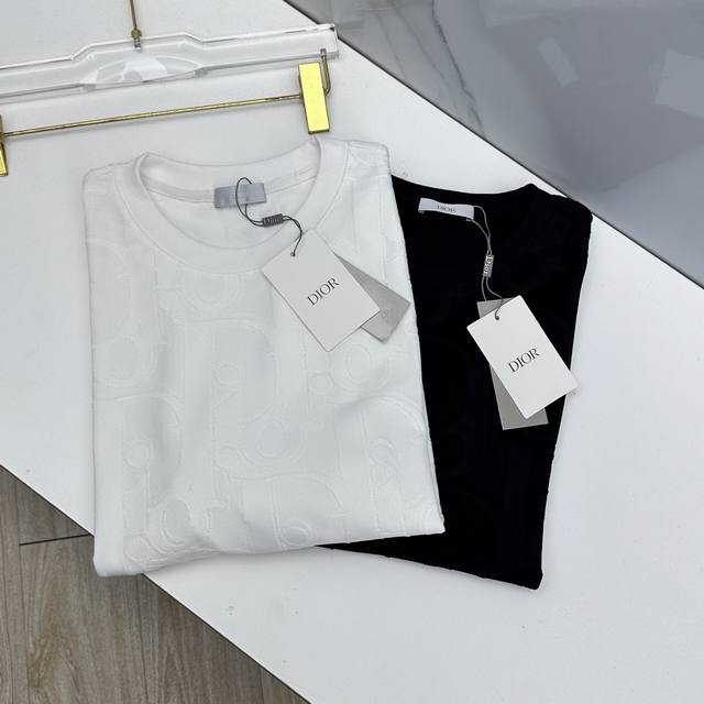 Dior迪奥 2026春夏新款提花短袖 官网同款T恤，双纱纯棉面料 多元化搭配 迎合眼下时尚前沿的创新趋势 复古与现代化元素的碰撞 极端的暴力美学。时尚搭配 三