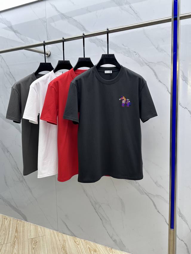 年保Dior迪奥 2026春夏新款马年限定刺绣短袖 双纱纯棉面料 多元化搭配 是眼下时尚前沿的创新趋势 复古与现代化元素的碰撞 极端的暴力美学。时尚搭配 三标齐