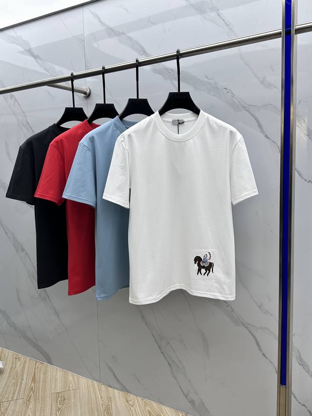 年保Dior迪奥 2026春夏新款马年限定款刺绣短袖 双纱纯棉面料 多元化搭配 是眼下时尚前沿的创新趋势 复古与现代化元素的碰撞 极端的暴力美学。时尚搭配 三标