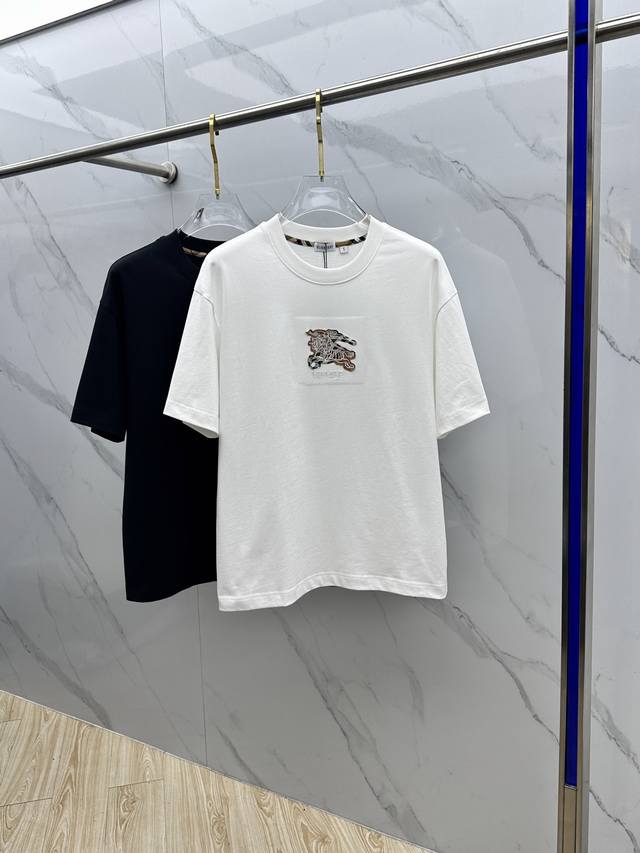 Burberry巴宝莉 新款首发专柜最新款短袖圆领T恤 高端订制 设计前卫时尚！品牌Logo重工艺设计 高端长绒棉面料.手感柔软.穿着舒适.专柜级别精致车线.做