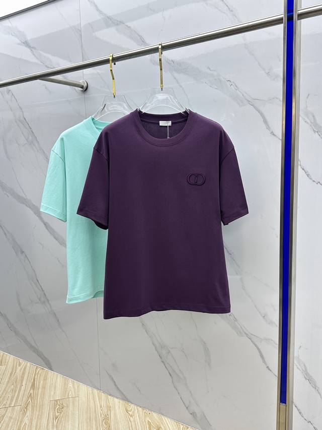 Dior迪奥 微阔 新款首发专柜最新款短袖圆领T恤 高端订制 设计前卫时尚！品牌Logo重工艺设计 高端长绒棉面料.手感柔软.穿着舒适.专柜级别精致车线.做工精