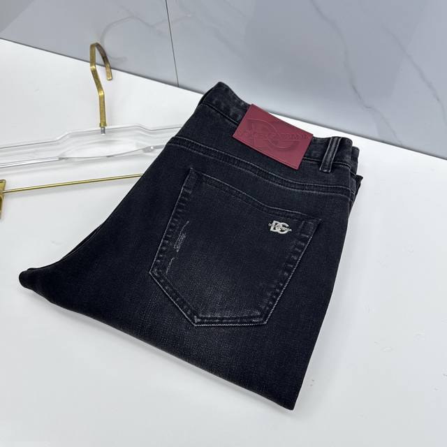 Lv路易威登 男装系列属于时装圈无法复制和取代的存在，代表着意式典型的品牌 DDD 工艺、品质及剪裁设计都堪称一流，经典时尚高级灰黑色，硬朗干练的线条，符合男性