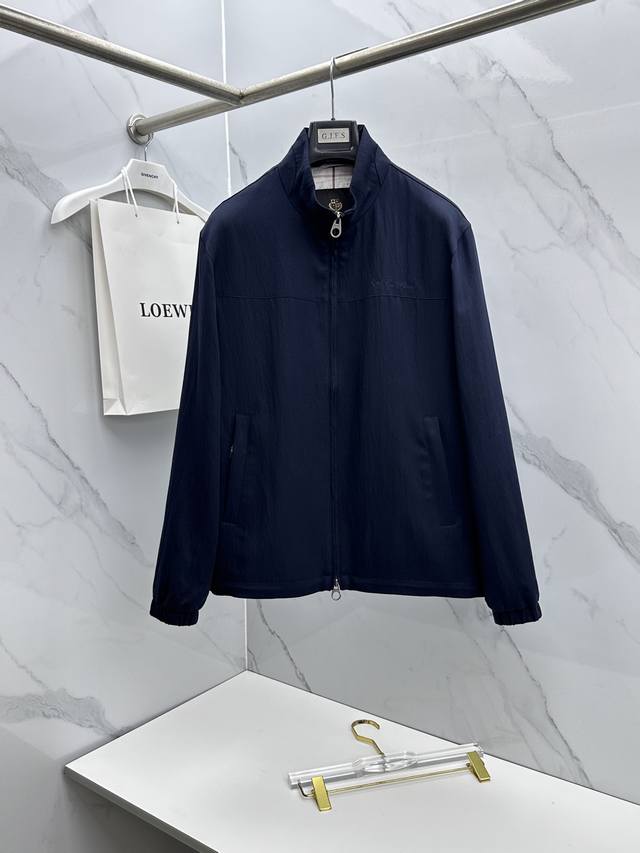 Lp2540早春棉麻老钱风系列，最新时尚立领夹克外套.处处细节显工艺足够的高级 结构性剪裁的设计改变来展现男士多样的形象变化，修身利落、剪裁合体，满足时下正流行