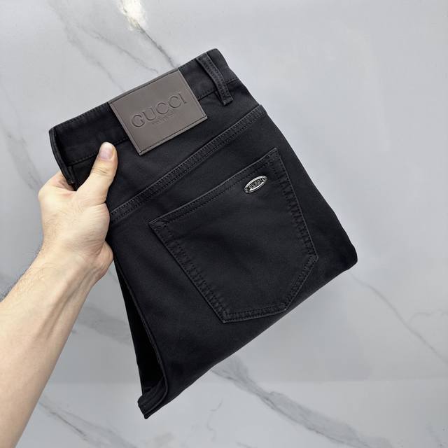 Gucci古驰 男装系列属于时装圈无法复制和取代的存在，代表着意式典型的品牌 DDD 工艺、品质及剪裁设计都堪称一流，经典时尚，硬朗干练的线条，符合男性最为心头