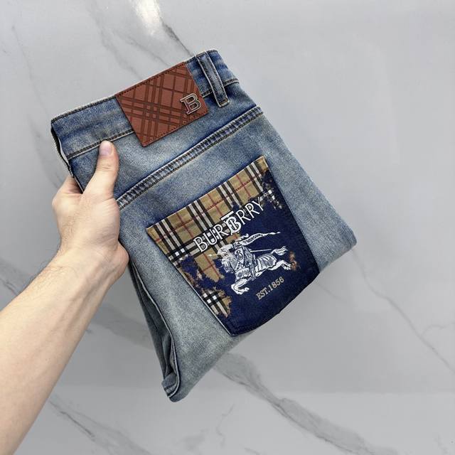 Bbr巴宝莉 高端定制、26春季最新款洗水牛仔裤 柜台同步发售 Logo印花款 原版定制复刻 客供定制辅料 原单品质 进口固色弹力面料 透气舒适。做工走线精细