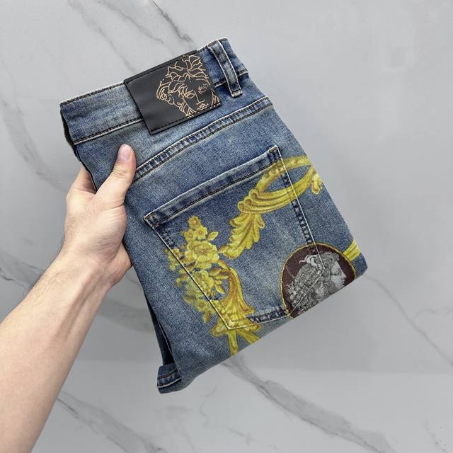 Versace范思哲 高端定制、26春季最新款洗水牛仔裤 柜台同步发售 Logo直喷印花款 原版定制复刻 客供定制辅料 原单品质 进口固色弹力面料 透气舒适。做