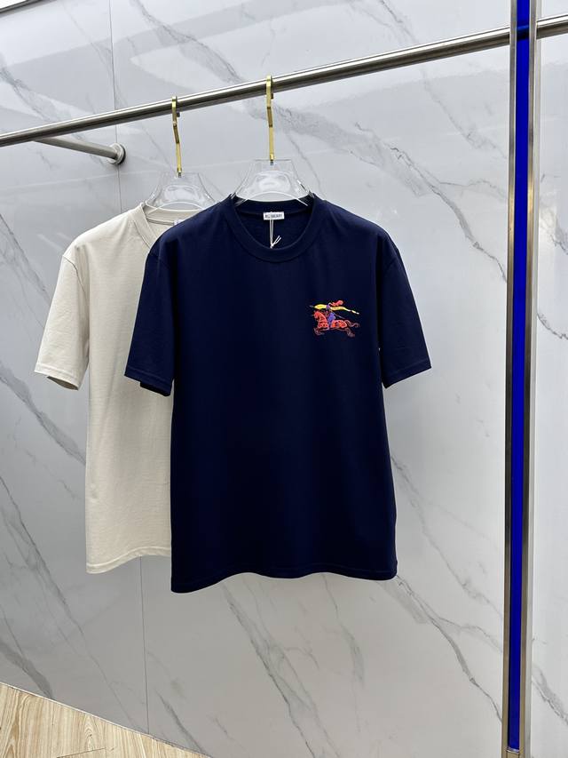 Burberry巴宝莉 2026春夏新款简约Logo印花短袖 双纱纯棉面料 胸前马术徽章印花 多元化搭配 是眼下时尚前沿的创新趋势 复古与现代化元素的碰撞 极端