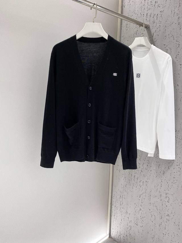 支持年后 Cel~经典标识刺绣羊毛开衫 DDD 客供优质 DDD 100 ％精细美丽奴羊毛 DDD 厚度适中，触感细腻自然，舒适性与透气性完美兼备，触感亲肤给予