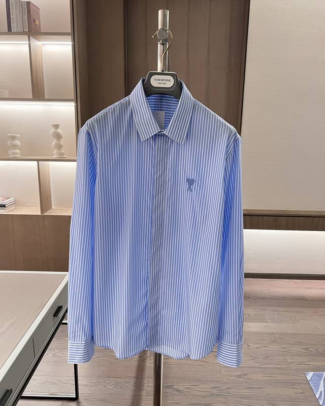 支持年后 Ami官网在售，专柜同款！ DDD 经典条纹刺绣衬衫怎么穿都好看，衣很讲究品质，经典的款式每年都是爆款 DDD 客供格纹纯棉材质，御用面料织纹细腻手感