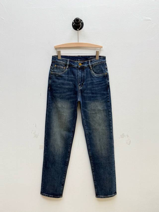 支持年后 驴牌 马里奥联名毛织装饰牛仔裤、代工厂P出品 DDD 早秋系列 DDD 这款牛仔裤采用经典的直筒微锥版型，铆钉和门襟纽扣均镌刻品牌标识，细节还原原版质