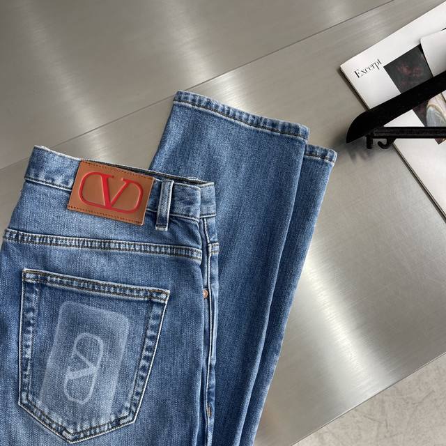 支持年后 秋冬 DDD -Vltn 标识洗水做旧带弹力牛仔裤。 DDD 满满的设计细节，真皮料饰物，正常尺码，面料带弹力穿着舒适。 DDD 尺码:30-38 3