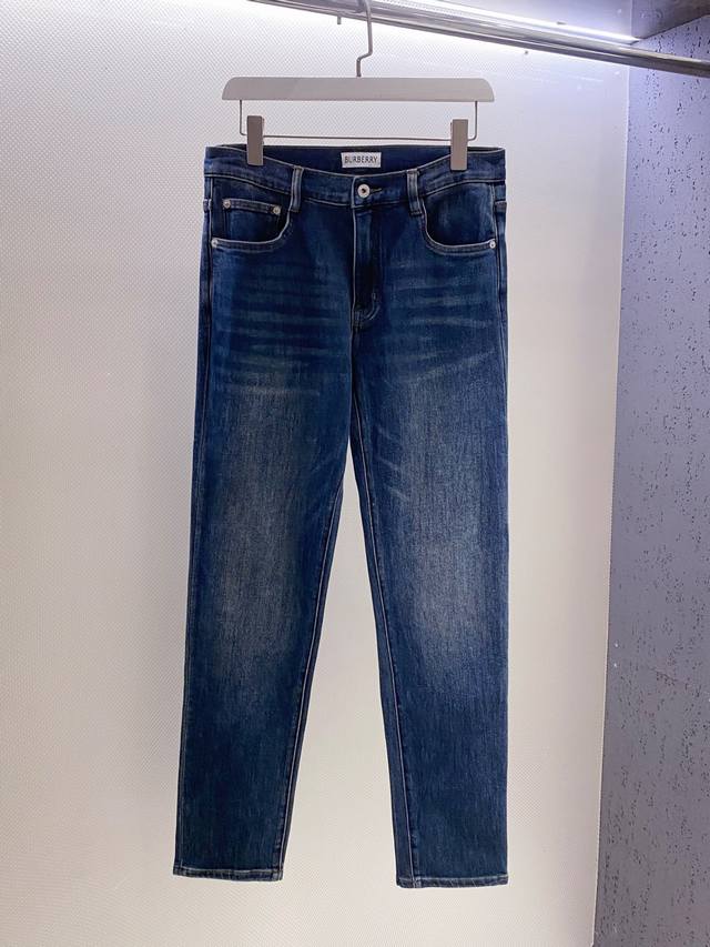 支持年后 Bur~后口袋战马贴布Logo男士牛仔裤 DDD 秋装新款New！ DDD 这款暗藏惊喜的男士牛仔裤，它将经典英伦元素融入日常版型，后袋战马贴布，低调