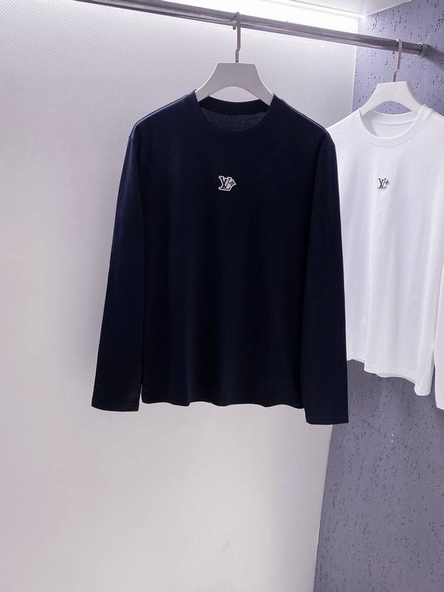 支持年后 驴~胸口贴毛毡Logo老花标识圆领长袖T恤 DDD 25秋季新品 DDD 当经典基因遇上细腻巧思，这款胸口贴毛毡Logo标识装饰圆领长袖T，便成了衣橱