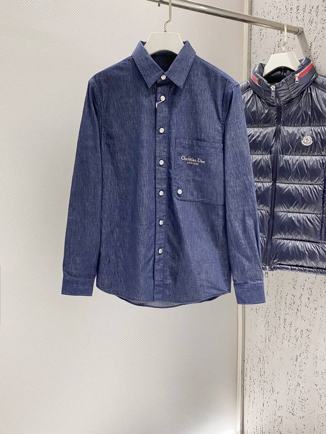 支持年后 D。字母Logo刺绣蓝色牛仔衬衫 DDD 代工厂P生产 DDD 臻选100%优质牛仔棉布、色泽永远是我们心尖上的最爱.. 手工环保打磨呈现出淡淡的古旧