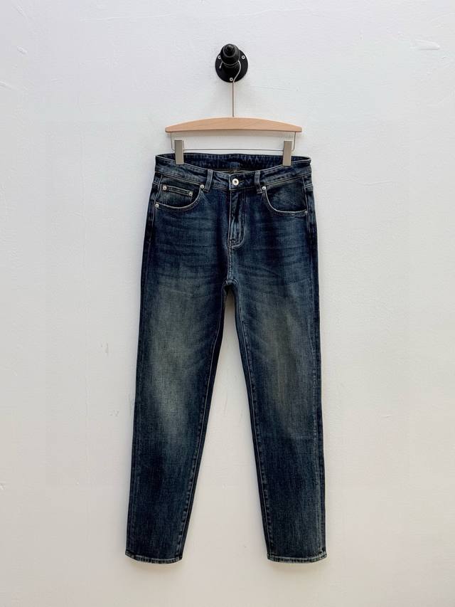 支持年后 Bur 徽标刺绣五袋牛仔裤、代工厂P出品 DDD 早秋新品 DDD 本款牛仔裤采用经典的五袋裤设计，铆钉和门襟纽扣均镌刻Logo，完美复刻品牌细节。背