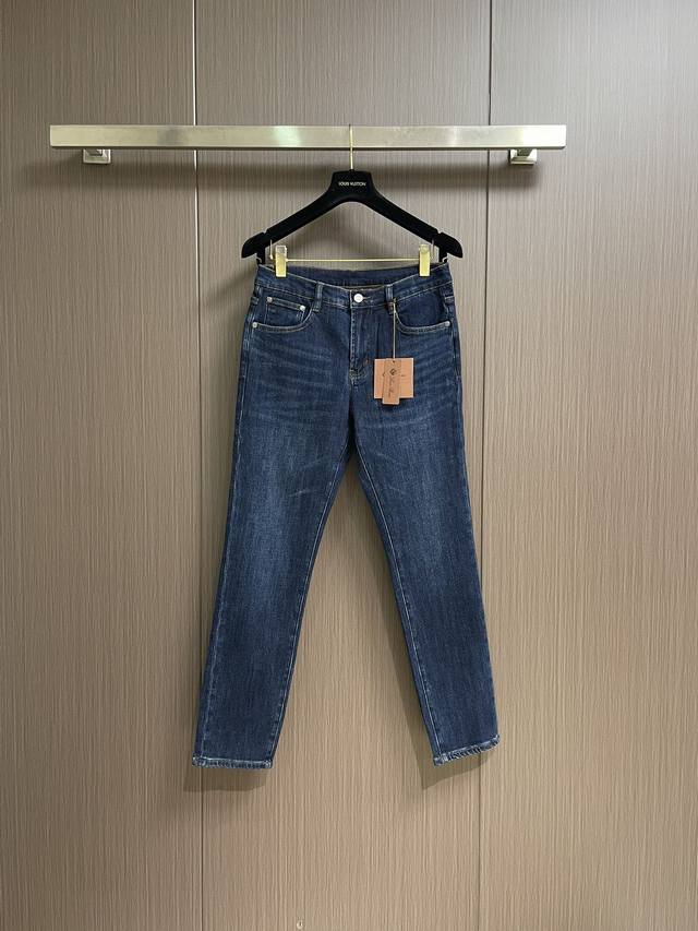 支持年后 秋冬 DDD Lp Loropiana 水洗漂白直筒牛仔裤 肉眼可见的利落裁剪，直筒修身款裤型！100%定织定染牛仔丹宁布面，裤腰是经典的皮标！内衬有