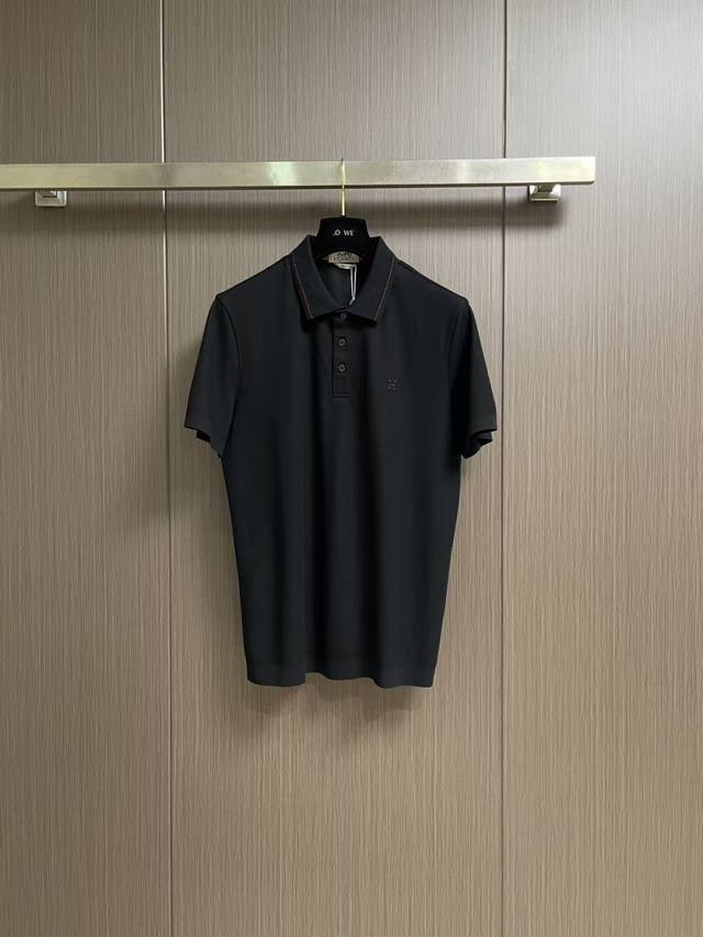 支持年后售后 DDD Hermes 针织短袖Polo，这款针织Polo短袖，将经典与时尚完美融合。简洁流畅的线条勾勒出优雅版型，经典Polo领搭配精致纽扣，增添